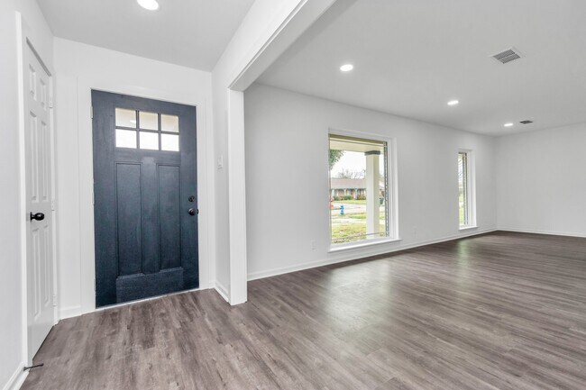 Building Photo - 5006 Heatherbloom Dr