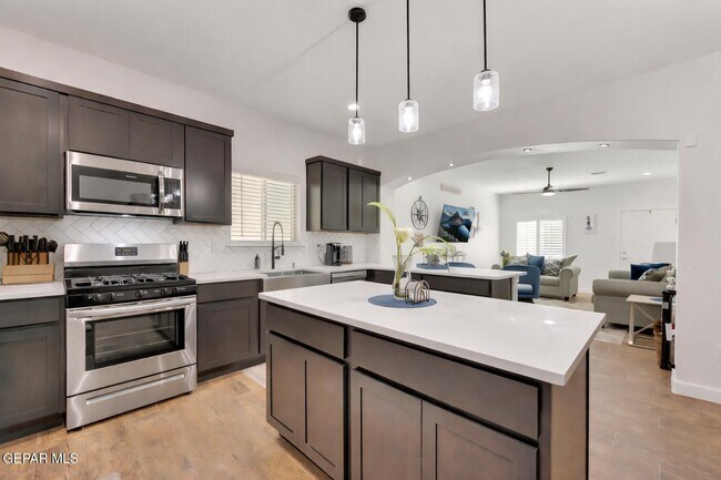 Building Photo - 13841 Paseo De La Luna Ave