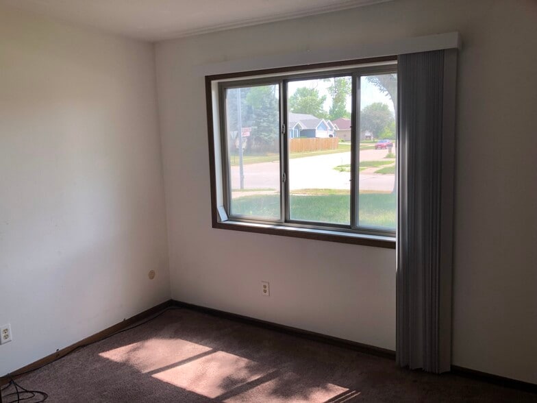 Building Photo - 225 S Ridge Dr