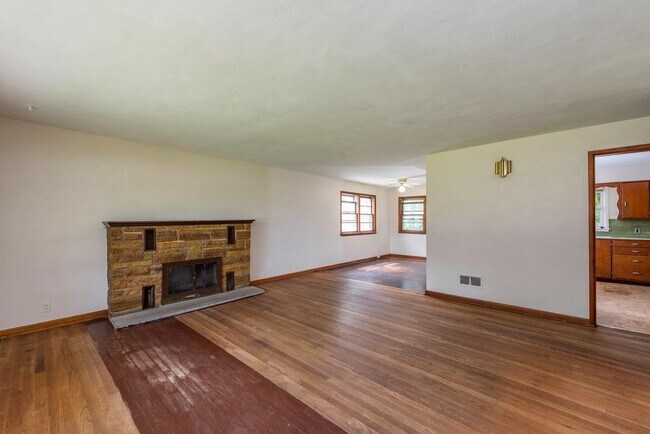 Building Photo - 618 N Oplaine Rd