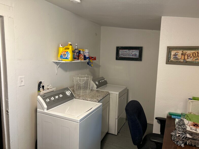 Building Photo - 909 W Oak St