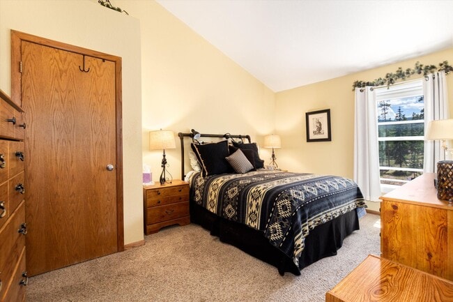 Building Photo - Price Reduced– Winter Seasonal Lease, Available Now through the end of May. Furnished with Utilit...