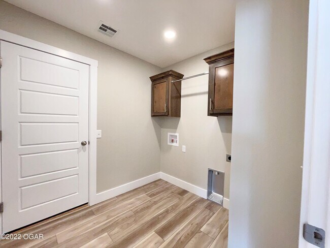 Building Photo - 1927 N St Louis Ave