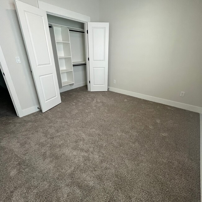 Building Photo - 475 River Bend Ln