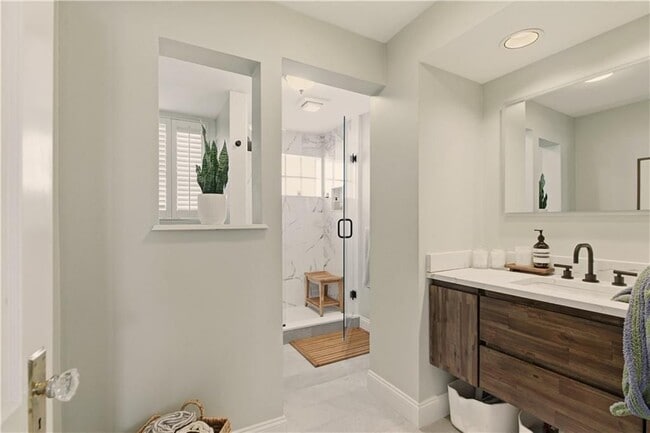 Building Photo - 28 Kay St