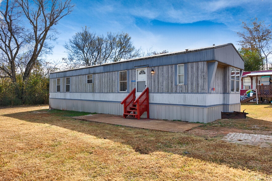 Building Photo - 2303 Highway 20