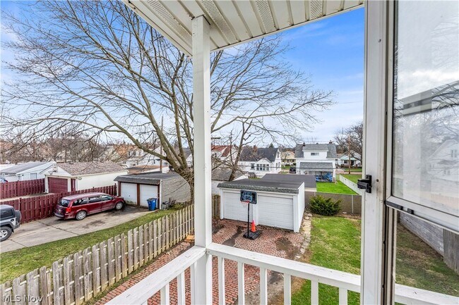 Building Photo - 9002 Rosewood Ave