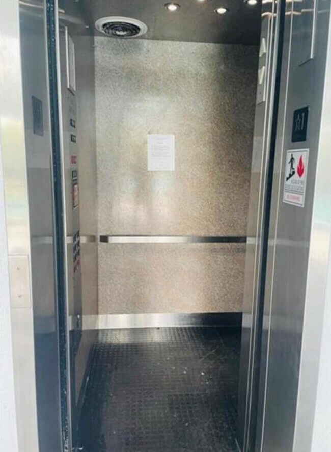 Building Photo - 1975 SE 3rd St