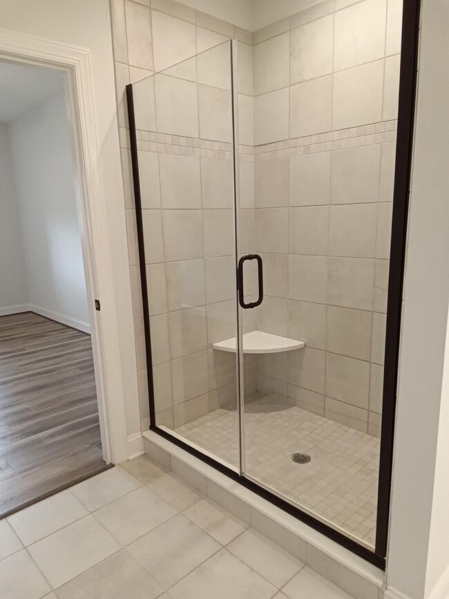 Building Photo - Patio Townhome Located 1 Block from Bedfor...