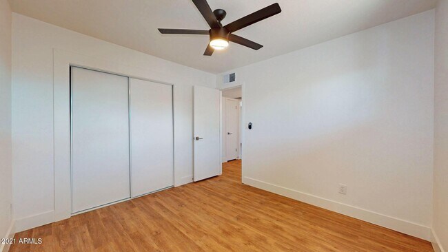 Building Photo - 3942 E Earll Dr