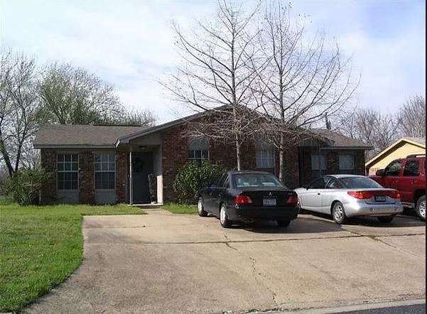 Primary Photo - 301 Columbia Ct