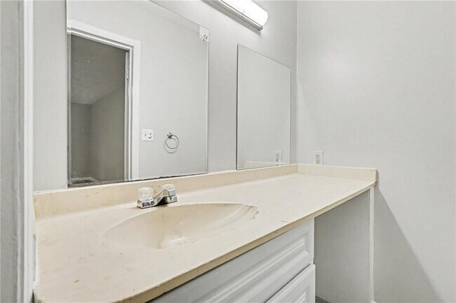 Building Photo - 3743 Poplar Dr