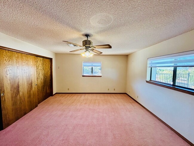 Building Photo - 527 Westlake Dr