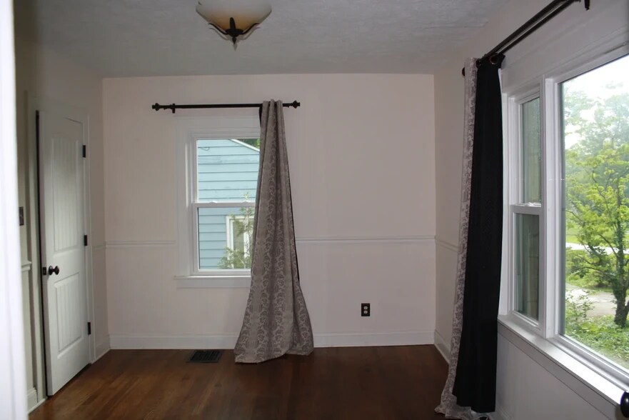 Building Photo - 1515 E Maxwell Ln