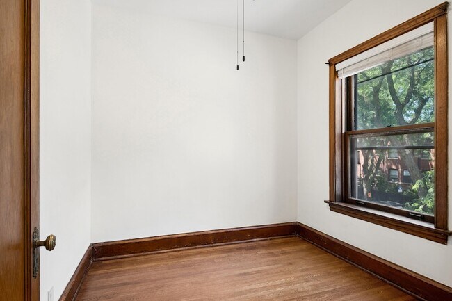 Building Photo - 1263 W Foster Ave