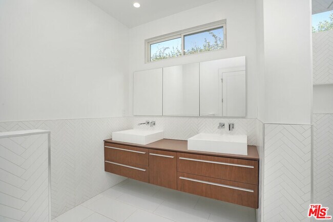 Building Photo - 564 N Arden Blvd