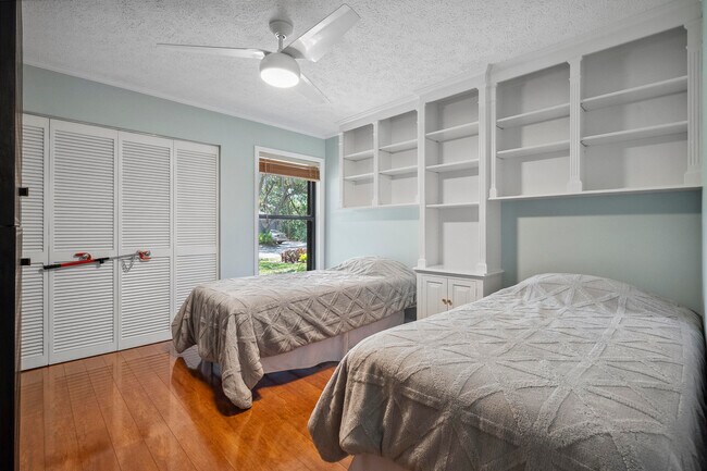 Building Photo - 5300 SE Schooner Oaks Way
