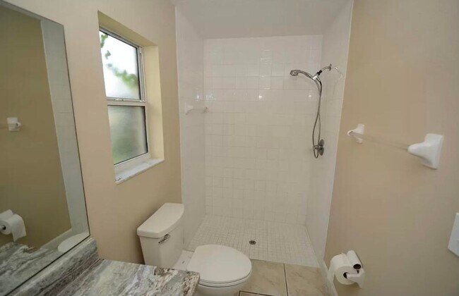 Building Photo - Pool Home on canal for rent !