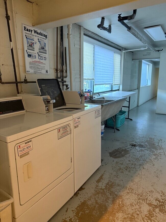 Building Photo - 1710 Dempster St