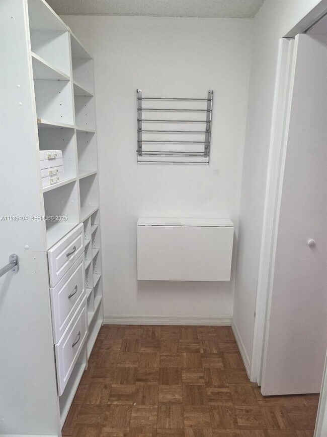 Building Photo - 800 Parkview Dr