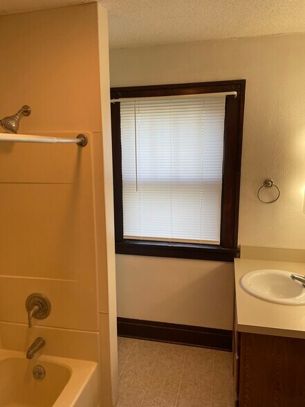 Upstairs Bath - 506 S 4th St