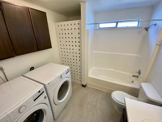 Building Photo - BF1211