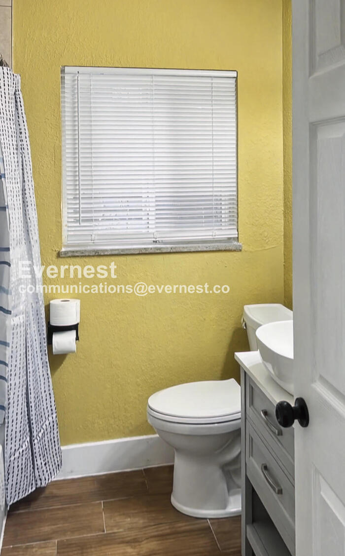 Building Photo - 1006 E 15th Ave