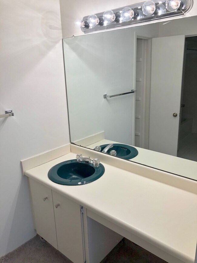 Building Photo - Spacious Potomac Beauty backs to Golf Course