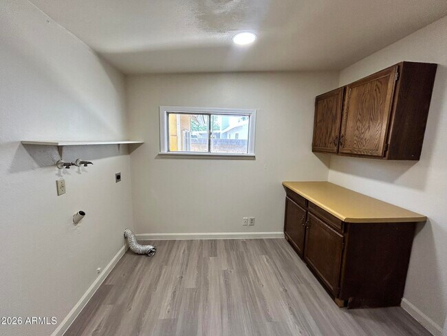 Building Photo - 711 N Oracle Cir