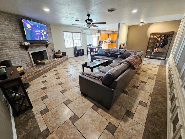 Building Photo - Beautiful 4 Bedroom / 2 Bath Large Home wi...