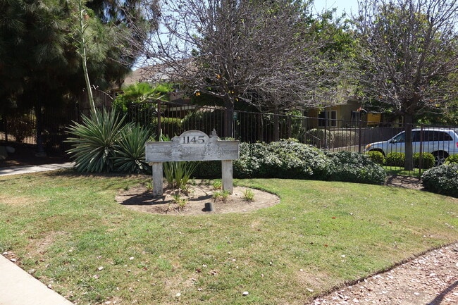 Building Photo - Renovated 2 Bed, 2 Bath Condominium in Gated Community