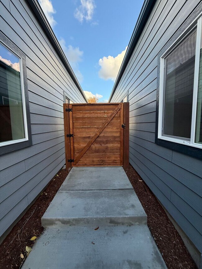 Building Photo - Brand New 3 Bed / 2 Bath Duplex Near Parks & Golf - W/S/G Included
