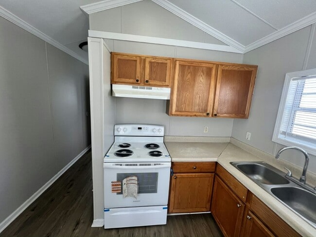 Building Photo - 1113 Chicago Bulls St