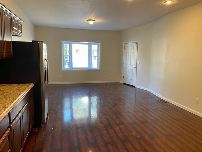 Building Photo - 384 E 9th Ave