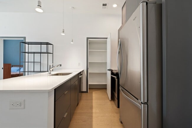 Building Photo - 1st Floor modern condo in downtown Durham!