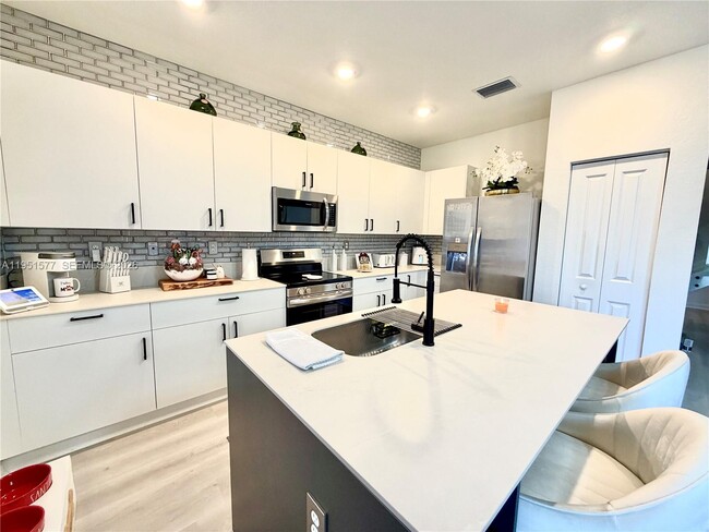 Building Photo - 2661 SE 24th Ct