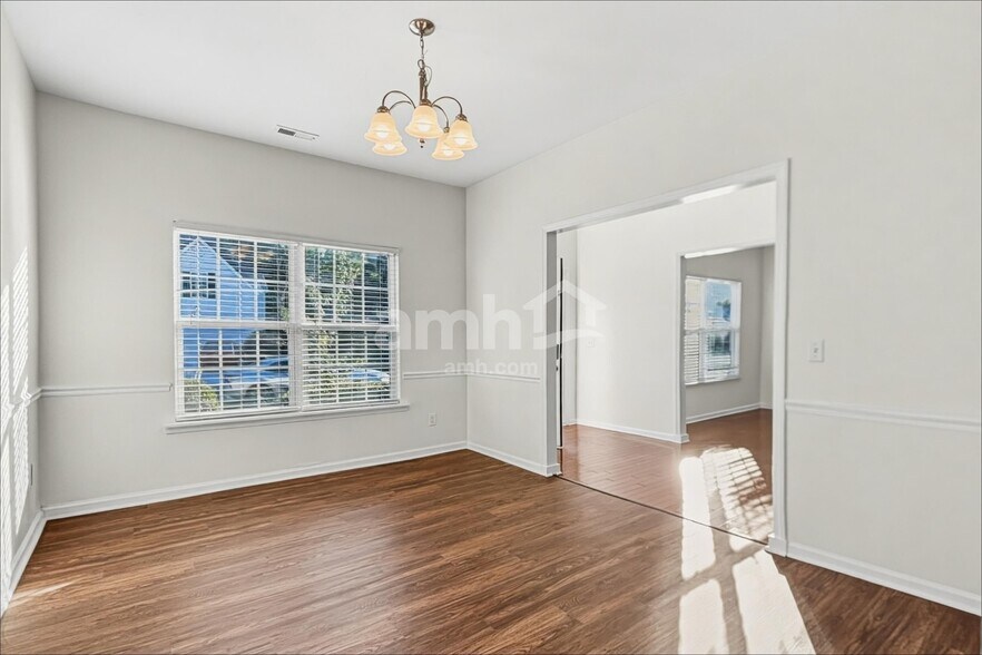 Building Photo - 1010 Golden Crest Dr