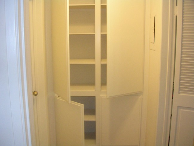 Linen Closet - 914 Lincoln Blvd