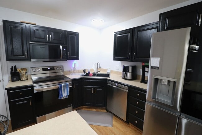 Building Photo - Spacious home for rent!