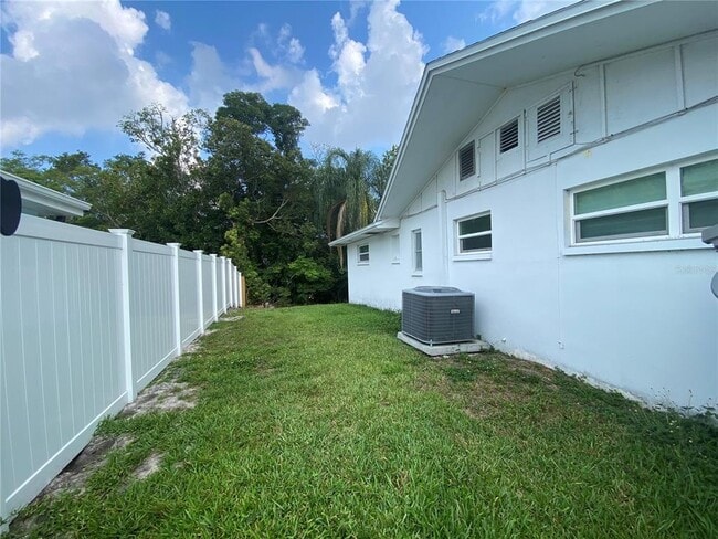 Building Photo - 2084 Ridgelane Rd