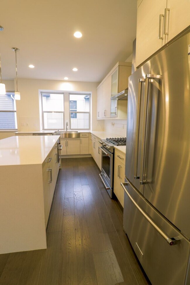 Building Photo - 4bd/3ba Newcastle House