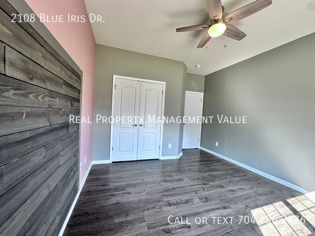Building Photo - 2108 Blue Iris Dr