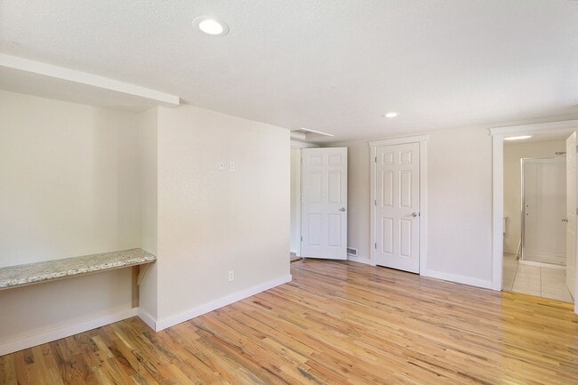 Building Photo - Eastside Charmer with 3 bedrooms 1.75 bath...