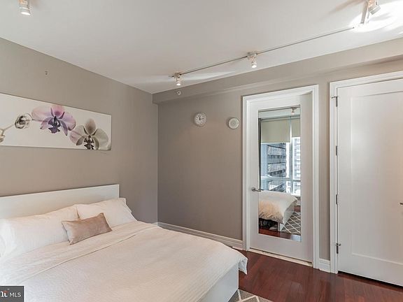 Building Photo - 1414 S Penn Square