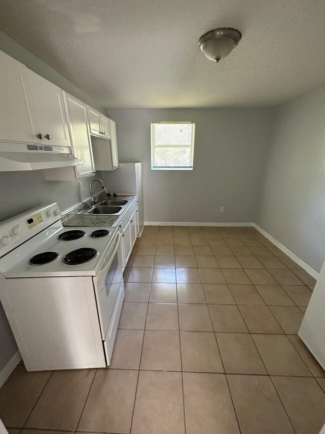 Building Photo - 1579 W 23rd St