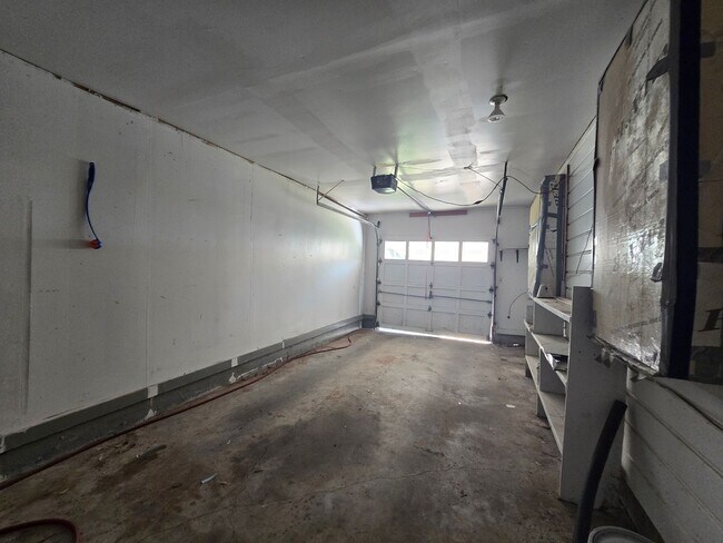 Building Photo - 3 bed 1 bath in Tecumseh!