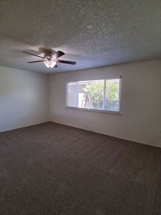 Building Photo - 1419 N Winery Ave