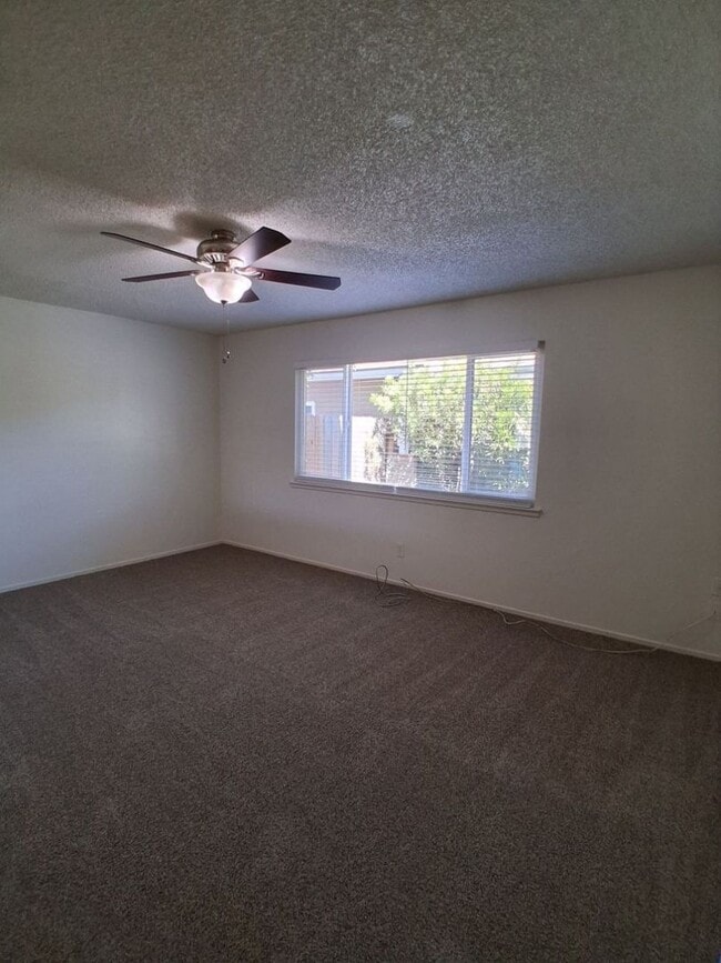 Building Photo - Cozy 3 Bedroom 2 Bathroom Home Ready to Move in! - New flooring throughout!