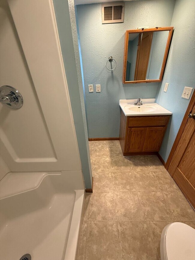 Building Photo - West Side 3 bedroom, 2 bathroom home for rent