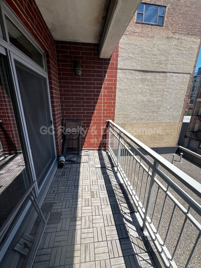 Building Photo - 657 W Fulton St